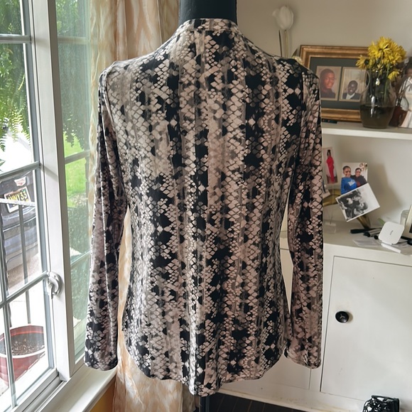 International Concepts snake print pullover shirt w/ gold accent faux pockets - Picture 4 of 13